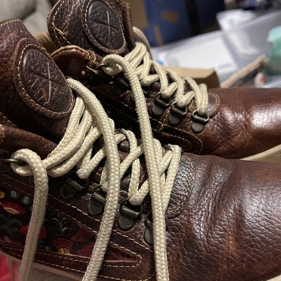 Boots - Picture 9 of 10